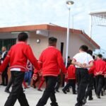 Refuerzan medidas de seguridad en escuelas tras alarma por reto viral nacional.