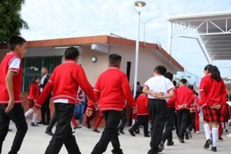 Refuerzan medidas de seguridad en escuelas tras alarma por reto viral nacional.