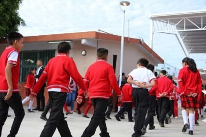 Refuerzan medidas de seguridad en escuelas tras alarma por reto viral nacional.