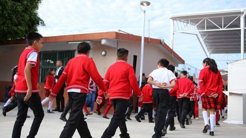 Refuerzan medidas de seguridad en escuelas tras alarma por reto viral nacional.