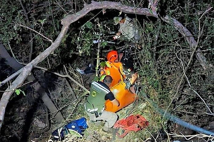 Rescatan a motociclista tras caída a barranco en carretera Tacámbaro-Pedernales, Michoacán