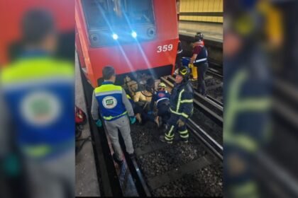 Rescate en Metro Línea 8: Persona arrojada a vías es hospitalizada en Ciudad.