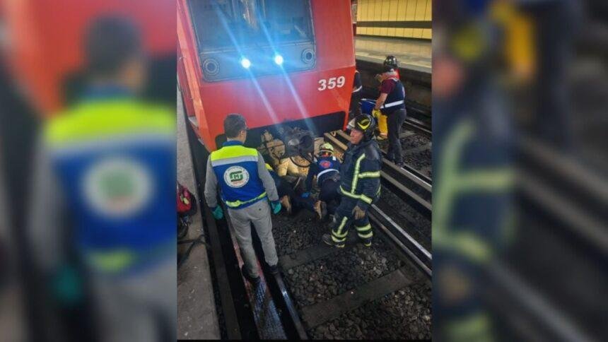 Rescate en Metro Línea 8: Persona arrojada a vías es hospitalizada en Ciudad.