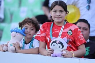 Santos Laguna organiza lluvia de peluches para ayudar a niños necesitados