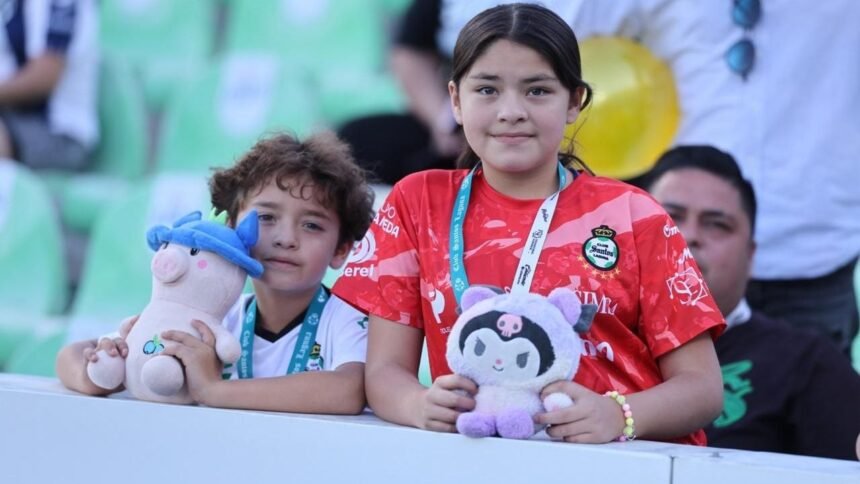 Santos Laguna organiza lluvia de peluches para ayudar a niños necesitados