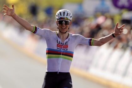 Tadej Pogacar conquista el Tour de Flandes tras polémico paso de tren
