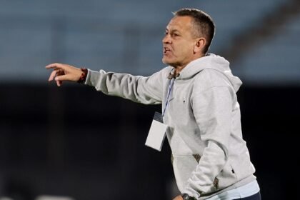 Técnico desata su ira contra periodistas en intensa conferencia