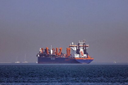 Tokio confirma tránsito por Ormuz de segundo buque; 43 navíos varados