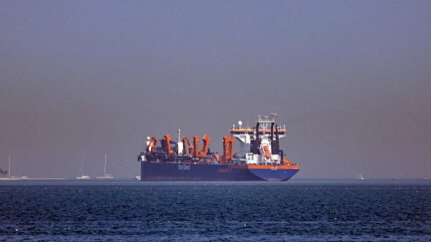 Tokio confirma tránsito por Ormuz de segundo buque; 43 navíos varados