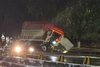 Torton se impacta y queda sobre barandal del Libramiento de Morelia, Michoacán