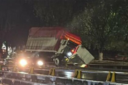 Torton se impacta y queda sobre barandal del Libramiento de Morelia, Michoacán