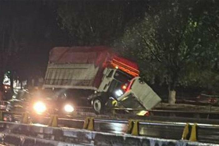 Torton se impacta y queda sobre barandal del Libramiento de Morelia, Michoacán