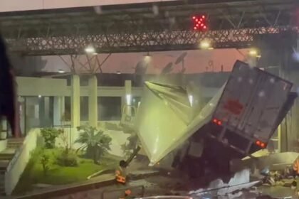 Tráiler choca con vehículos en caseta de Zinapécuaro, Michoacán