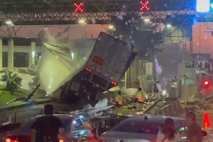 Tráiler sin frenos embiste caseta y provoca siete heridos en Michoacán