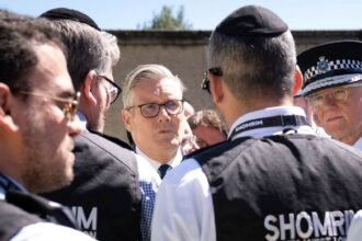 Tres hombres en Reino Unido enfrentan cargos por incendios relacionados con Keir Starmer