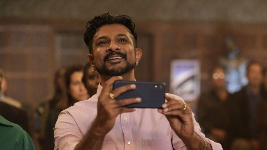 Utkarsh Ambudkar une su talento musical y actoral en un solo proyecto