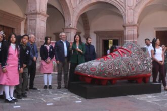 Veintitrés esculturas de fútbol exhibidas en Morelia.