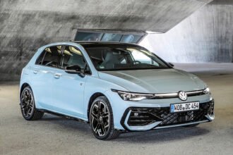 Volkswagen presenta Golf Hybrid, fabricado en México, con enfoque en eficiencia.