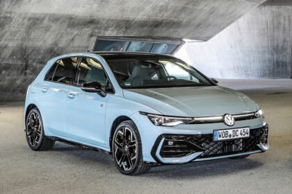 Volkswagen presenta Golf Hybrid, fabricado en México, con enfoque en eficiencia.