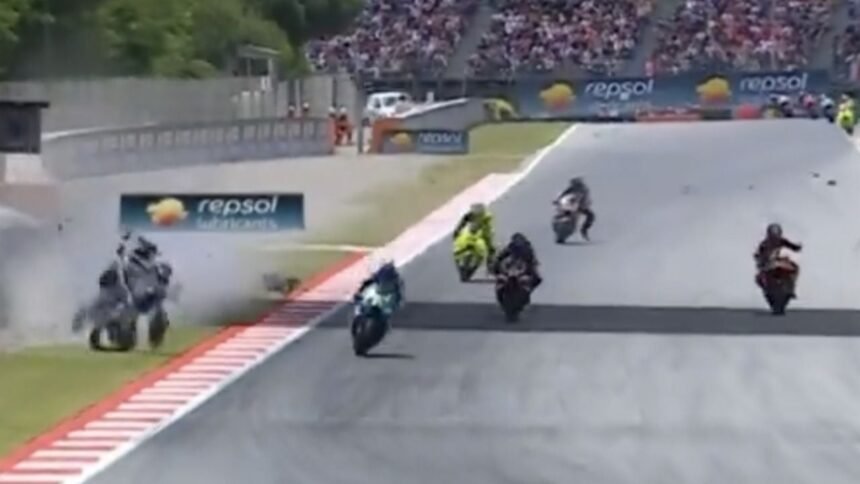 Accidente impactante en el GP de Cataluña causa caída de pilotos