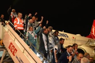 Activistas de la Flotilla Sumud son repatriados desde Grecia tras herido grave.