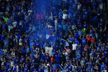 Aficionados compran asientos de prensa en la Ida de la Final Cruz Azul-Pumas