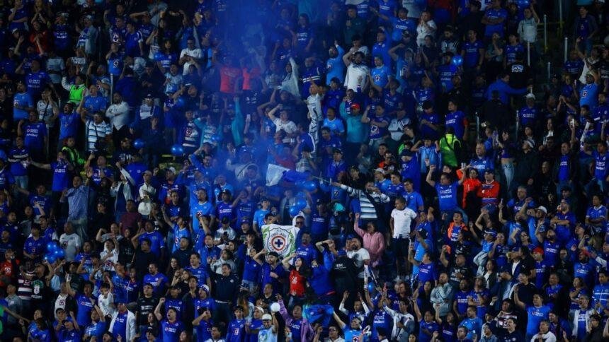 Aficionados compran asientos de prensa en la Ida de la Final Cruz Azul-Pumas