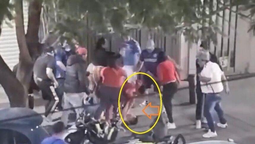 Aficionados de Cruz Azul agreden a un hombre en la Colonia Juárez