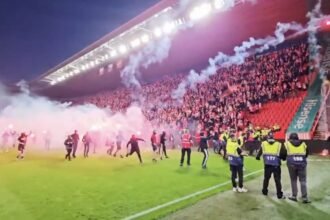 Aficionados invaden cancha y suspenden crucial derbi en República Checa