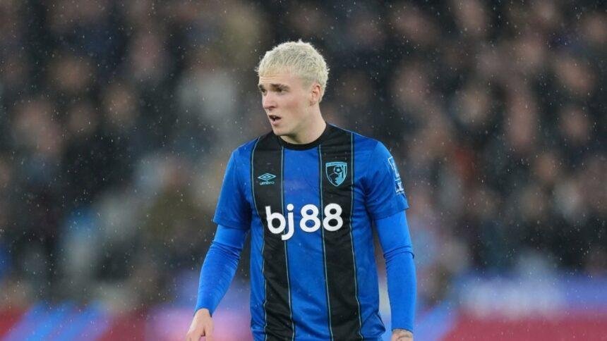 Álex Jiménez excluido del Bournemouth por polémica en redes sociales