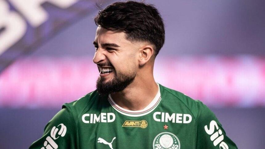 argentino celebra su convocatoria al mundial durante entrevista en la Argentino celebra su convocatoria al Mundial durante entrevista en la cancha