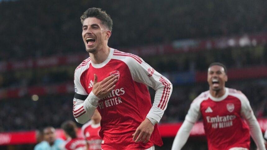 Arsenal lucha y vence al Burnley en la antesala del título