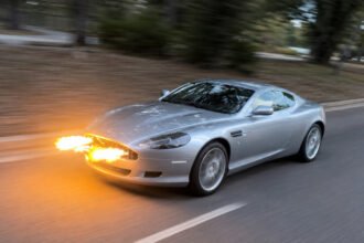 Auto con lanzallamas disponible para venta, diseño inspirado en 007.