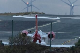 Avión con contagios de hantavirus se detiene en Gran Canaria, España