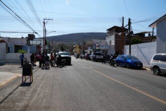Balean a dos hombres tras atender llamado a la puerta en la vivienda