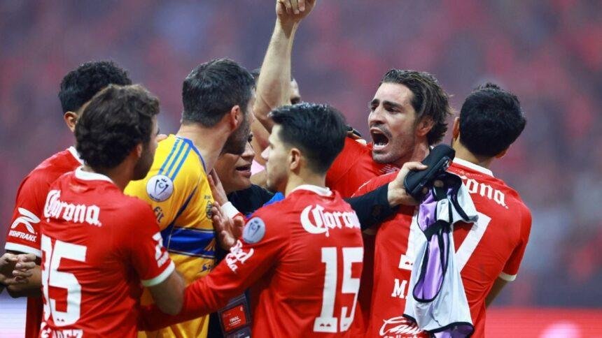 Bronca entre jugadores de Toluca y Tigres tras la Final de Concachampions