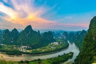 Camioneta se hunde en río en China; un muerto y nueve desaparecidos