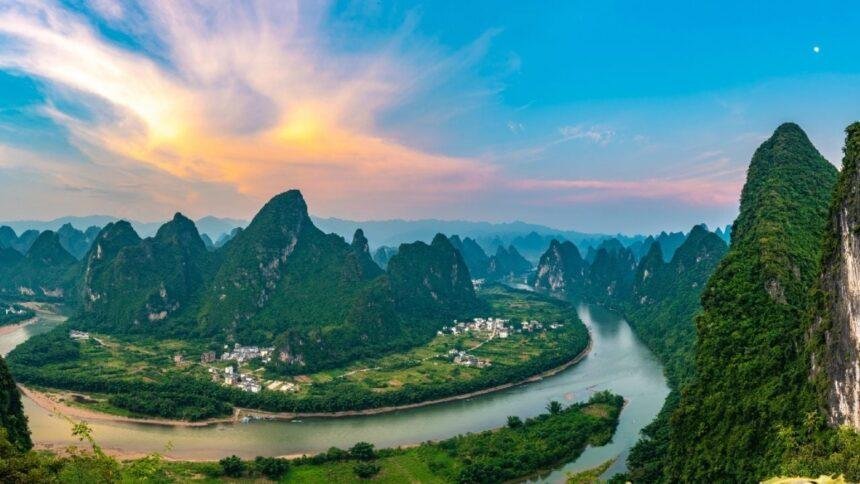 Camioneta se hunde en río en China; un muerto y nueve desaparecidos