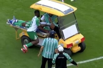 Carrito de las desgracias atropella a futbolista durante traslado de lesionado