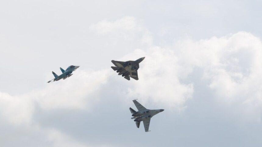 Cazas rusos interceptan avión militar británico sobre el mar Negro.