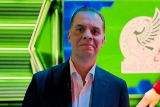 Christian Martinoli se cae en evento publicitario y bromea sobre ello