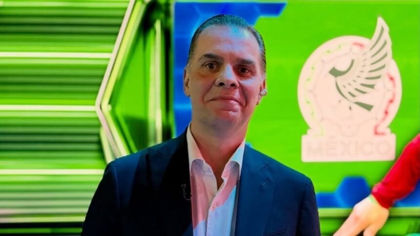 Christian Martinoli se cae en evento publicitario y bromea sobre ello