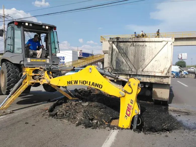 Cierre total en carretera Irapuato-Silao por socavón hacia León
