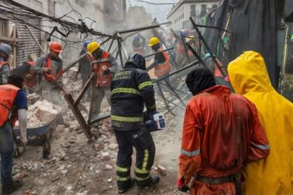 Colapso de barda en el Centro Histórico deja cuatro trabajadores heridos.