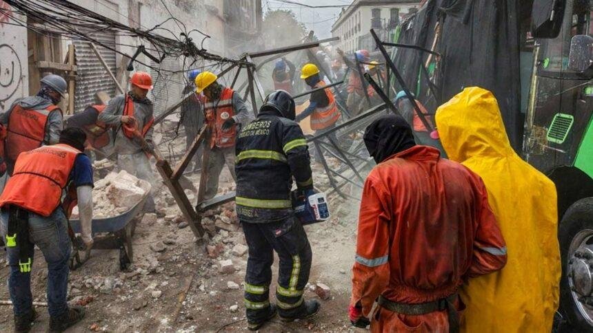 Colapso de barda en el Centro Histórico deja cuatro trabajadores heridos.