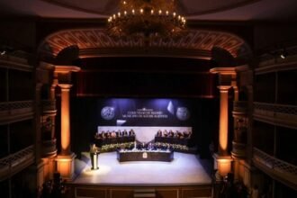 Conflicto político interrumpe reconocimiento a Isabel Díaz Ayuso en evento nacional