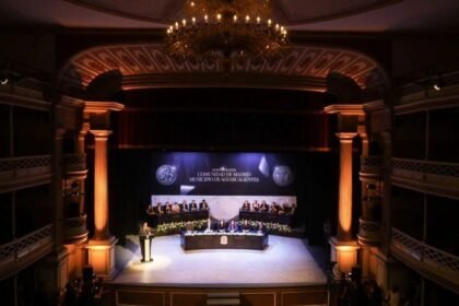 Conflicto político interrumpe reconocimiento a Isabel Díaz Ayuso en evento nacional