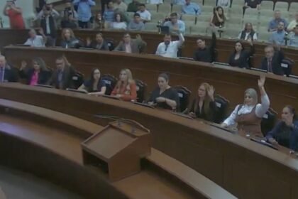 Congreso aprueba licencia de Rocha Moya tras investigaciones de Estados Unidos