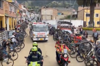 Cristian Muñoz, ciclista colombiano, despedido con emotiva caravana en su pueblo