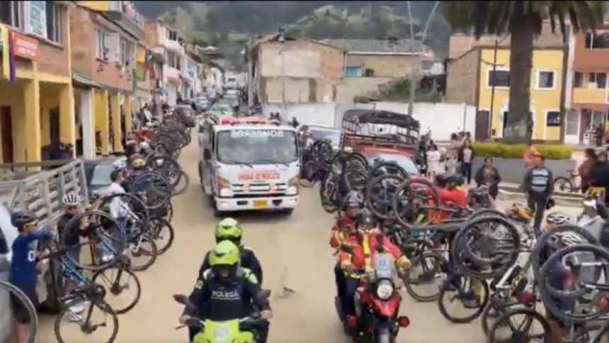 Cristian Muñoz, ciclista colombiano, despedido con emotiva caravana en su pueblo